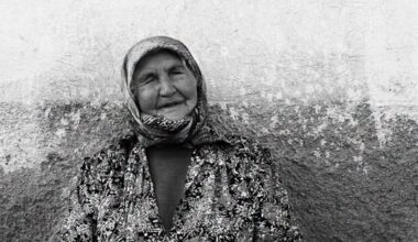 EVRENİN DİLİNİ ÖĞRENMİŞ BİLGE YAŞLILARIMIZ